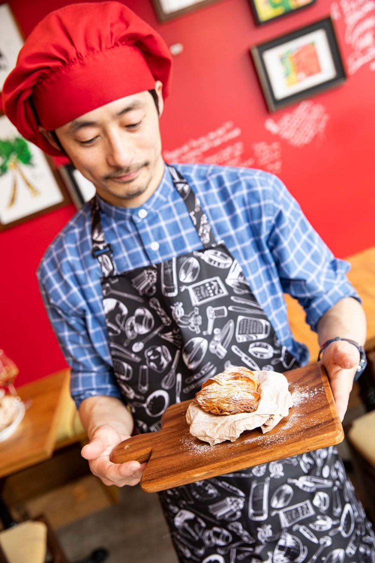 赤い帽子はナポリの修業店からのプレゼント。