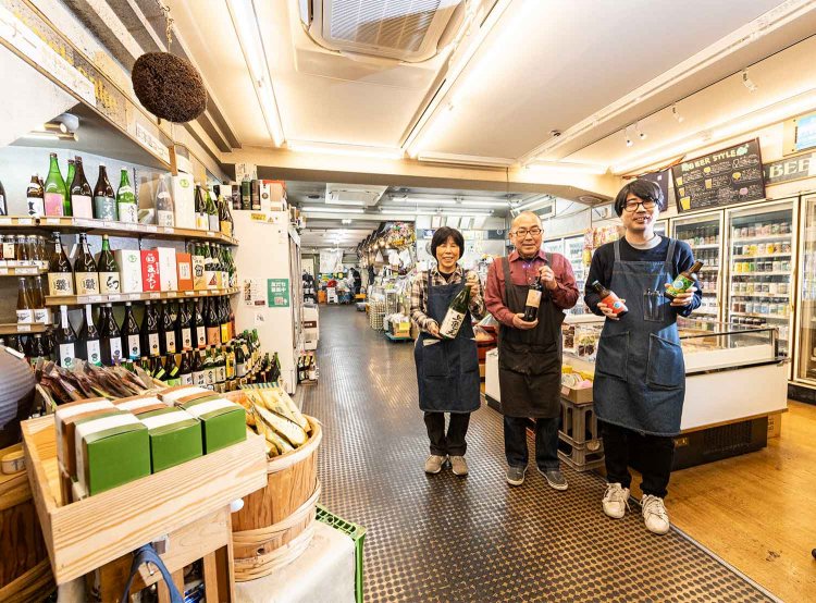 吉原さん（中央）が日本酒とワイン、甥（右）がクラフトビールを担当。