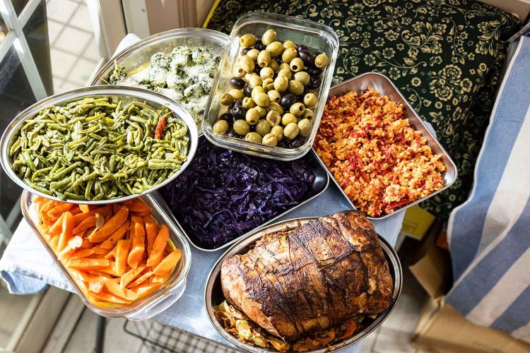 人参のハーブマリネ220円～、三元豚もも肉のロースト750円など。