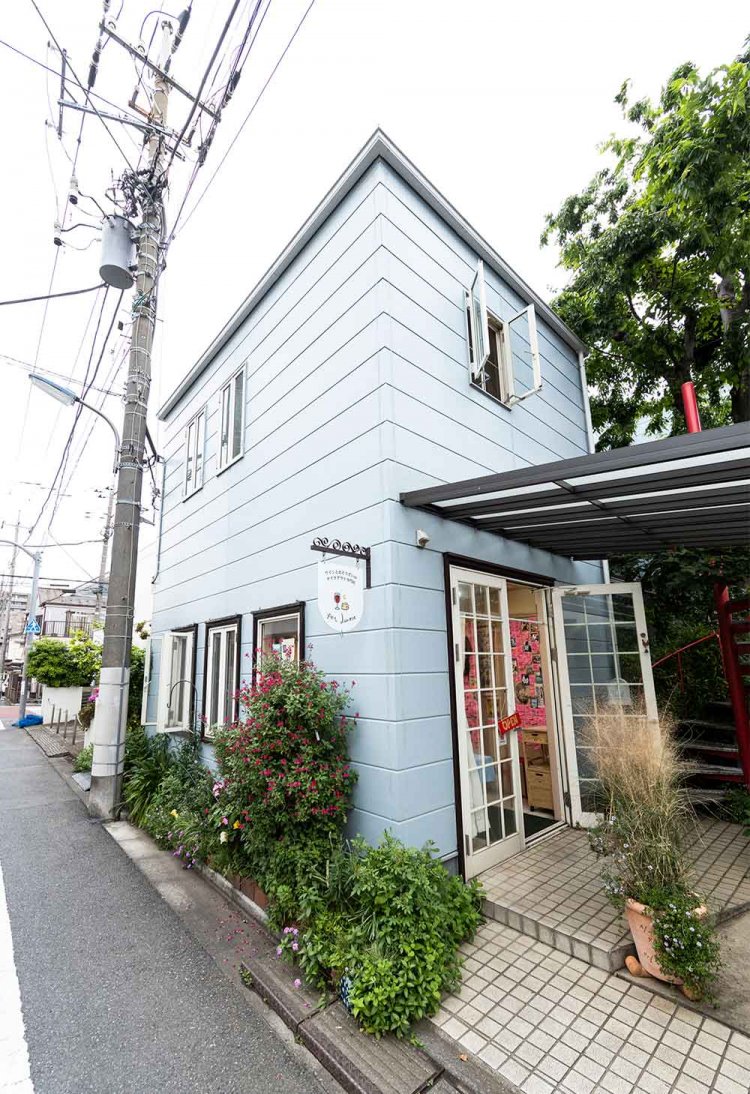 三角屋根が目印。