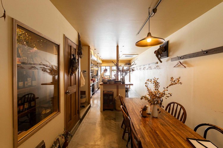 奥にテーブル席も。