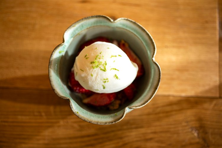 季節のデザート（この日はイチゴジェラート）。