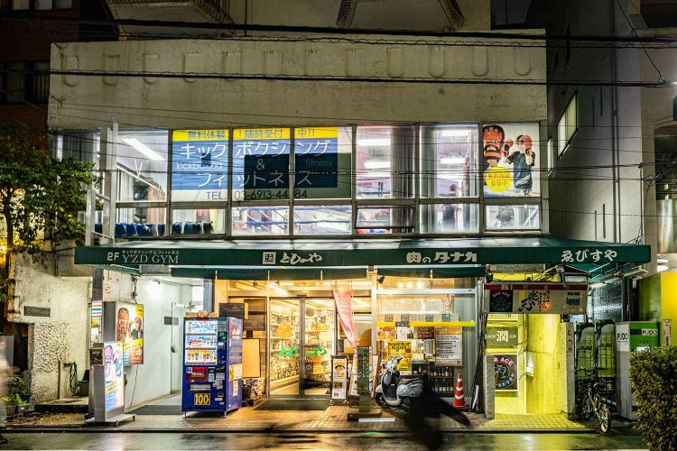 『友野屋酒店』に肉屋、魚屋が入るマーケット。お使いする小学生の姿にほっこり。