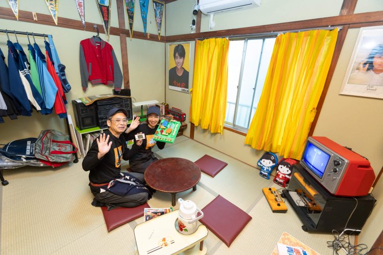 「当時はこんな感じでしたよね」と畑さん夫妻。ちゃぶ台は冬季、こたつに変わる。