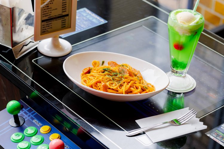 スパゲティナポリタン600円、チェリーの赤がキュートなクリームソーダ550円。