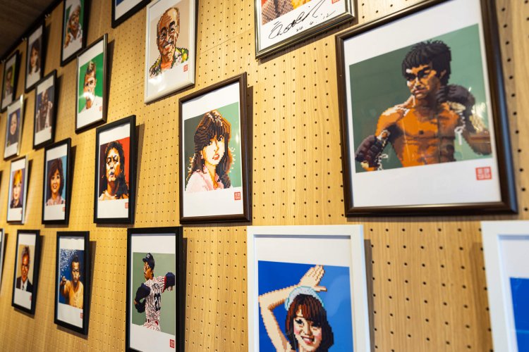 ファミコンのキャラのように描いたドット絵は時折、入れ替わる。