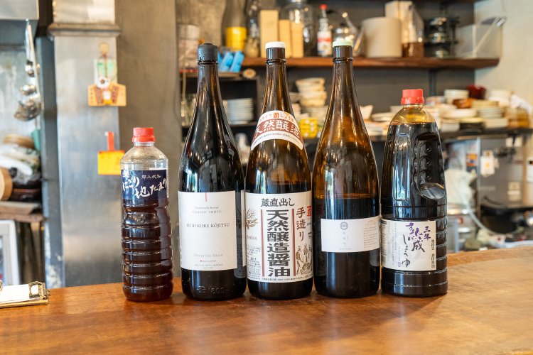 左から岐阜、滋賀、和歌山、福岡、島根の醤油。岐阜の醤油は味玉に、ほかの4種類はスープに使っている。