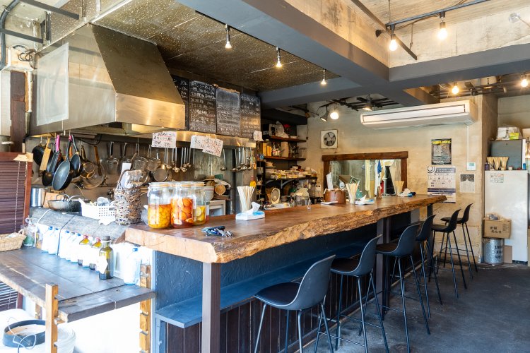 カウンターの後ろにテーブル席もあるので家族で訪れる人も。現在はランチタイムと、火曜日は通常より早い朝8時から営業を行っている。