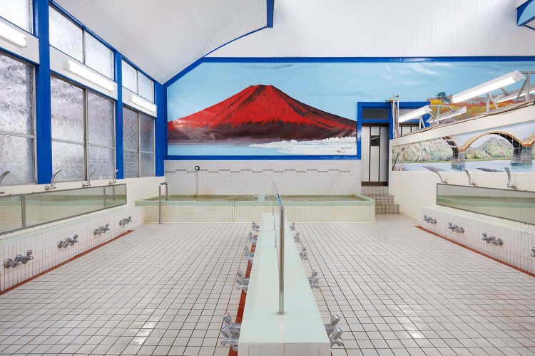 井戸水を用い、薪で炊く。