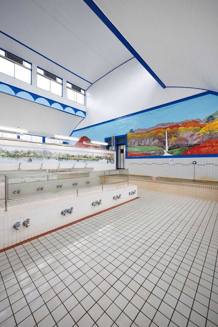 練馬在住の銭湯絵師・中島盛男さんの手による赤富士（男湯）と秋の華厳の滝（女湯。いずれも取材時）。