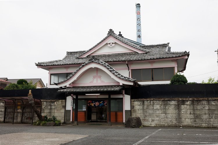 骨組みは鉄骨。高く伸びた煙突とあいまって重厚な存在感。