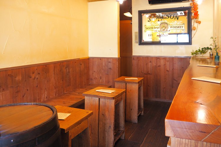 螺旋階段を上った2階にも12席ほどある。