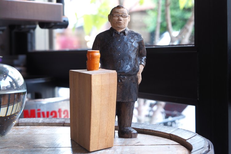 店の入り口に飾られていた、石井さんの姿の彫刻。