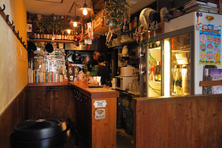 1階が立ち飲みのカウンター。