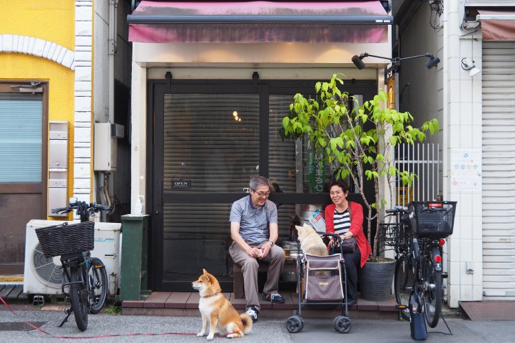 店の外にあるベンチで、わんちゃんと一緒にのんびり過ごすお客さんの姿も。