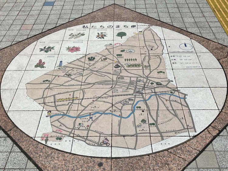 田無駅北口にある絵地図。市内の名所が描かれているが、この形は田無市だ。