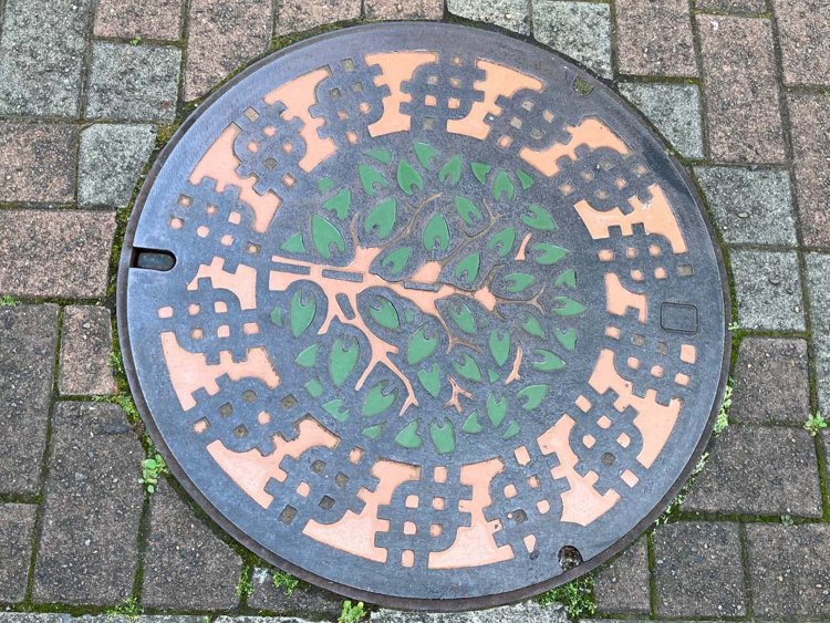 田無市の木であるケヤキの周囲に、田無市章があしらわれている。