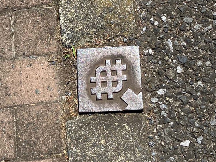 道界を示すプレートにも田無市章が。