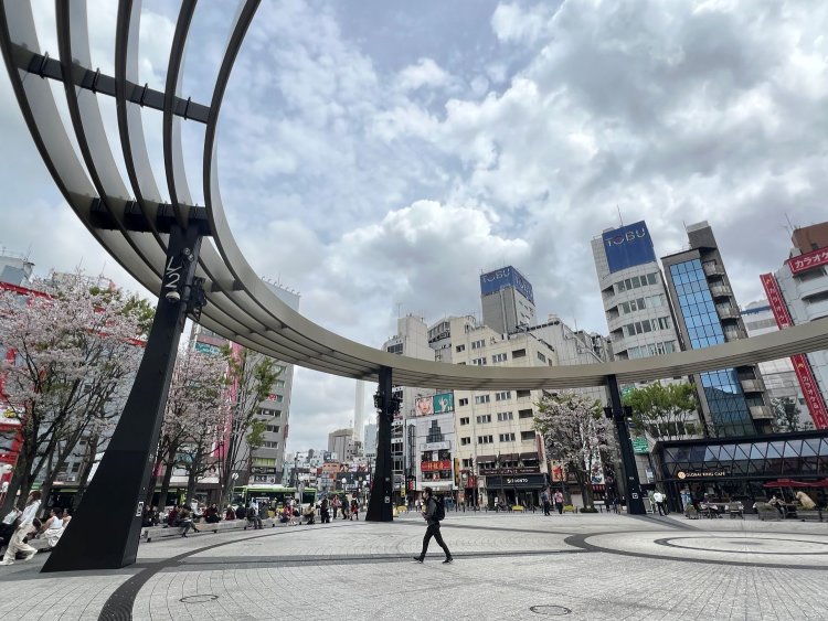 リニューアル後の西口公園。巨大な五重リングのパーゴラ（グローバルリング）が存在感を誇示している