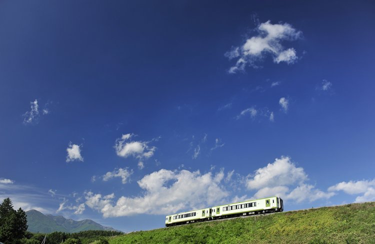 小淵沢から甲斐小泉へ向かう小海線の列車。（写真＝レイルマンフォトオフィス）
