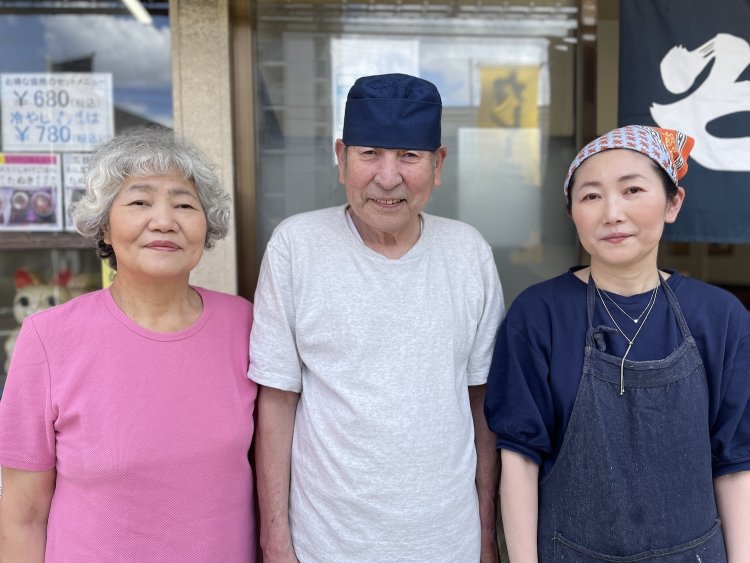 左から橋本勝子さん。夫の勝己さん。娘の弘美さん。