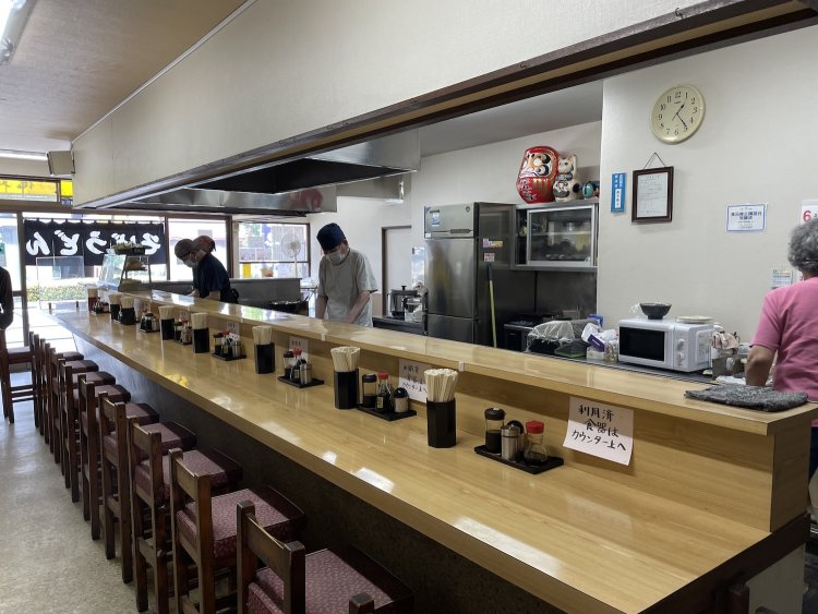 店内はL字形のカウンターで椅子あり。厨房は広め。