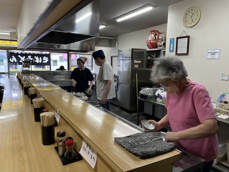 親子3人で店をまわすが、現在の主力は娘の弘美さん。