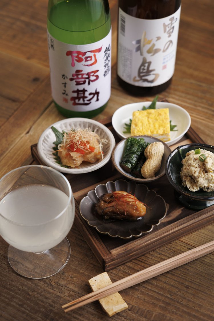 料理選びに迷ったら、おまかせおつまみ5種盛り1500円を。「阿部勘」かすみ酒800円など。