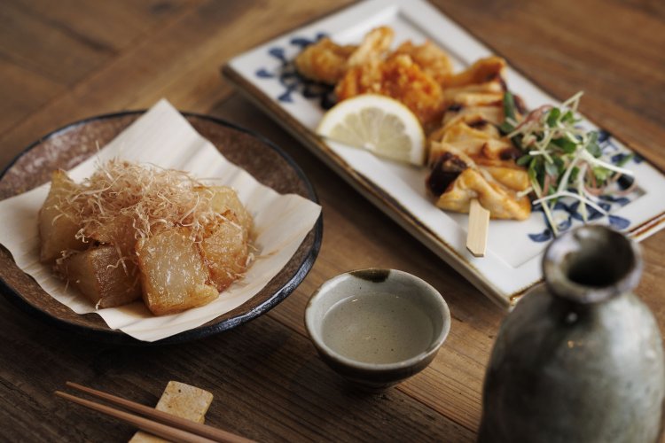 ふろふき大根の唐揚げ600円、南三陸ホヤ串セット800円。