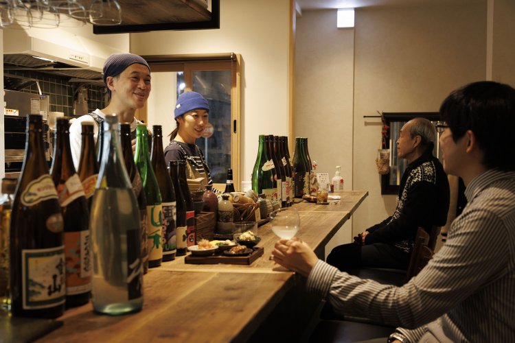 80～90年代のUKロックが流れる店内で米澤夫妻と語らおう。