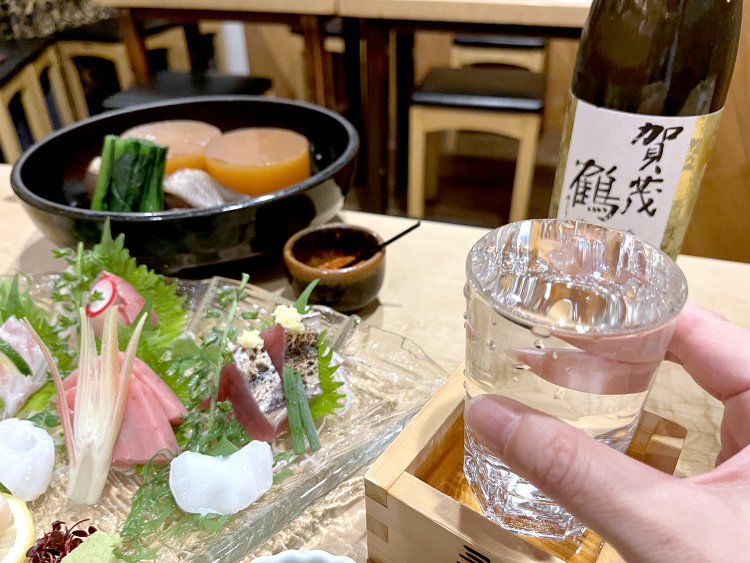 料理の味を引き立てる賀茂鶴 吟醸辛口。幅広い料理に合う。