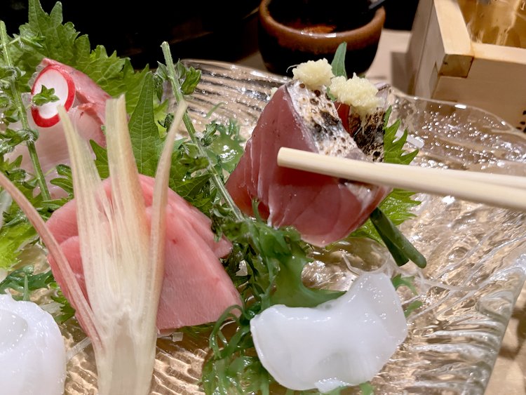 皮目を炙った土佐ガツオは、もっちりとした食感で濃厚な旨味がある。