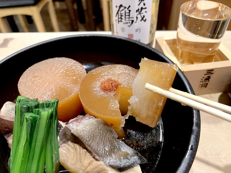 直径10cm、高さ8cmはありそうな大根は箸で切れるやわらかさ！　「一味唐辛子をかけてもおいしいですよ」と女将さん。