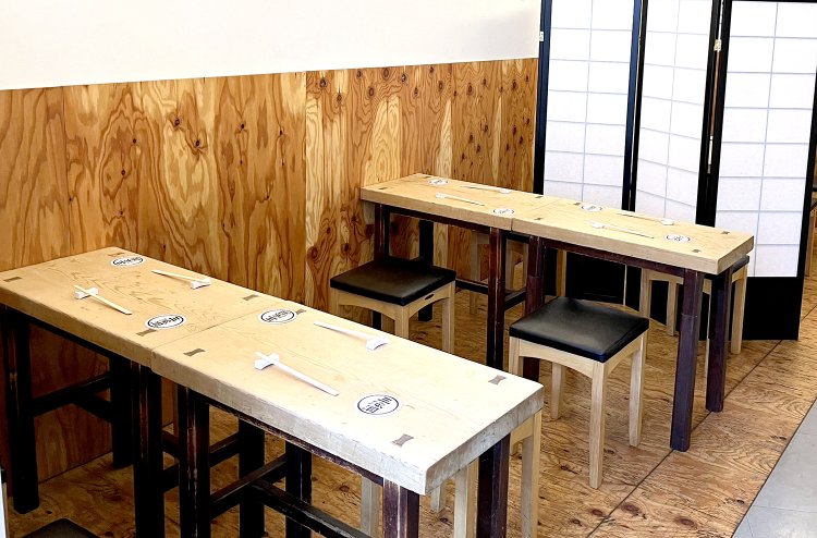 テーブルの幅は約50cmほどだ。