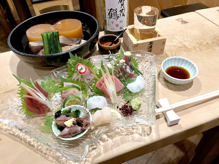 料理を2品乗せたらテーブルいっぱいになるサイズ。