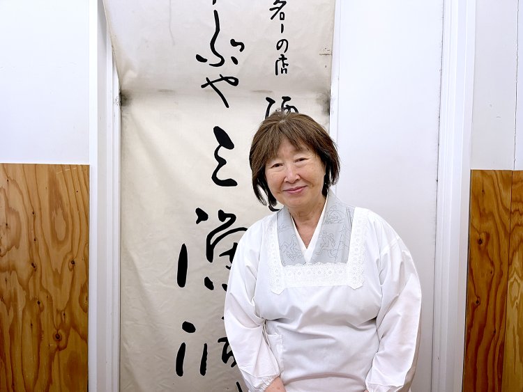 着物と割烹着がよく似合う女将の石橋さん。