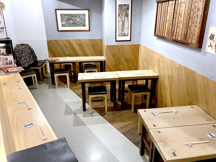 木目を基調にした温かみのある店内はほっこりと安らげる。