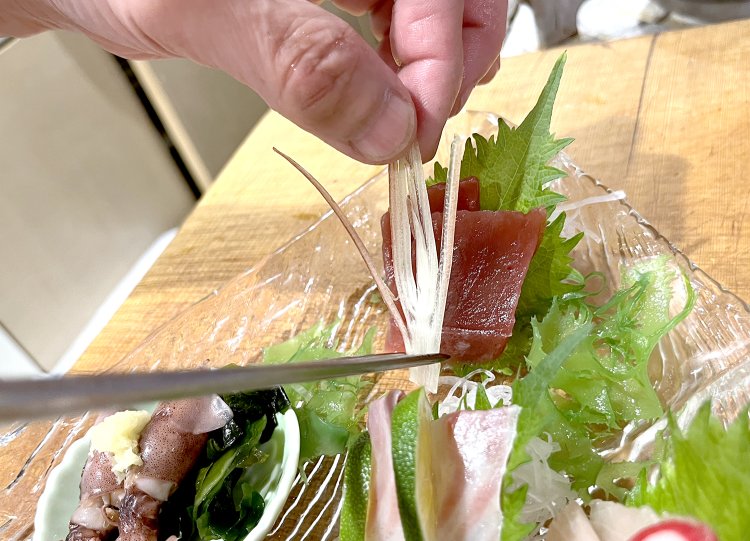 毎日、豊洲で仕入れる鮮度バツグンの魚を熟練の板前が調理している。