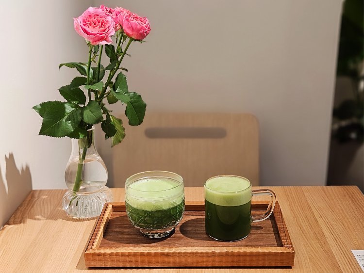 宇治抹茶 飲み比べ1300円〜（※組み合わせる宇治抹茶により値段が変わります）。