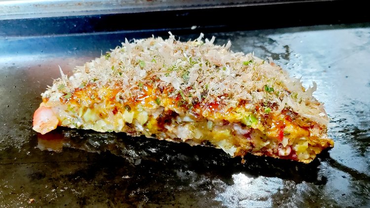 みじん切りのキャベツが軽い食感を生む。各種海鮮の風味＆食感の違いも飽きがこないポイント。