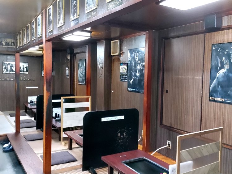 座敷を中心とした店内には、スタイリッシュなジャズのポスターがいっぱい。BGMはもちろんジャズだ。