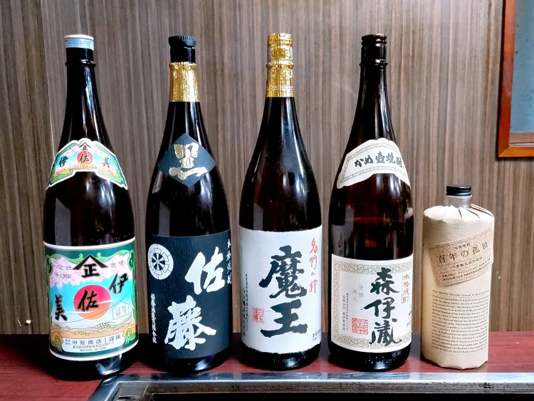 吉田さん選りすぐりの地焼酎が味わえる。「伊佐美」、「佐藤」のほか、隠し焼酎の「魔王」、「森伊蔵」、「百年の孤独」も。