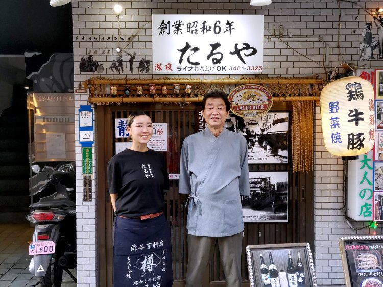 3代目店主の吉田誠さん（右）と、お店存続の危機を救った娘の市東有里さん（左）。