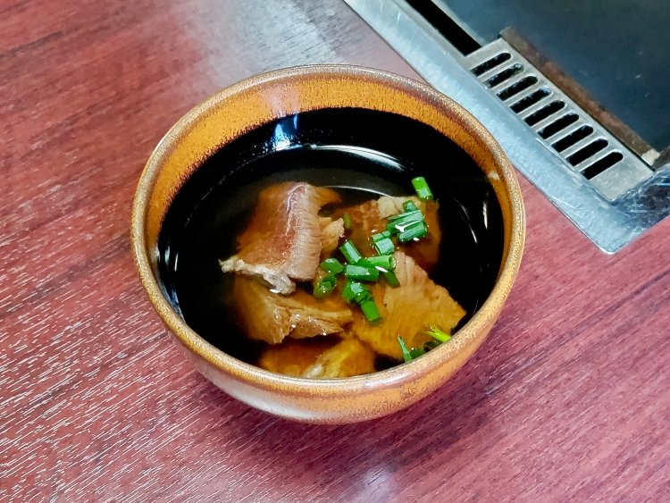 トロッと柔らかい牛すじ煮。かつおベースの出汁は、飲み干したくなること間違いなし。