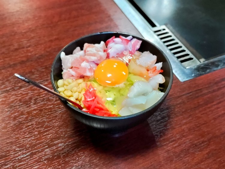 豚肉にイカやエビなどの海鮮をミックスした、＜二番人気＞トッピングのお好み焼き。