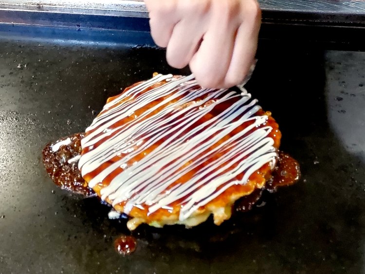 焼き上がったらオリジナルのソースをまんべんなく塗り、マヨネーズを細めにかけていく。