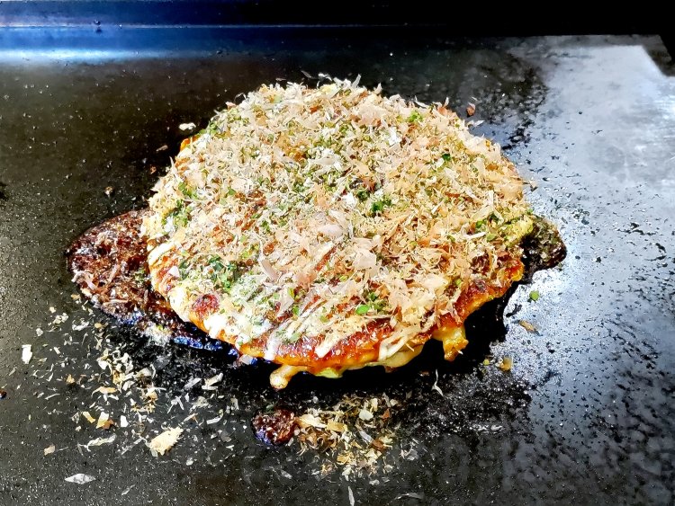 仕上げにカツオ節や青のりを振りかけて完成。ソースの代わりに醤油で味付けするのもあり。