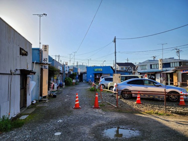 塙山キャバレーの全景。