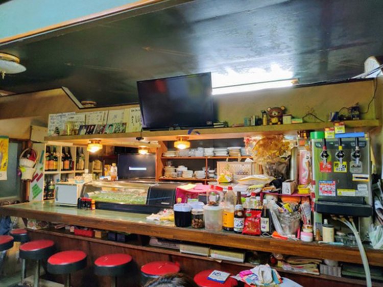 モノが雑然と並ぶ『めぐみ』の店内。