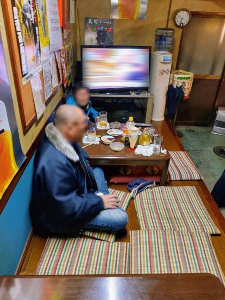 ゴキゲン状態の常連客2人。